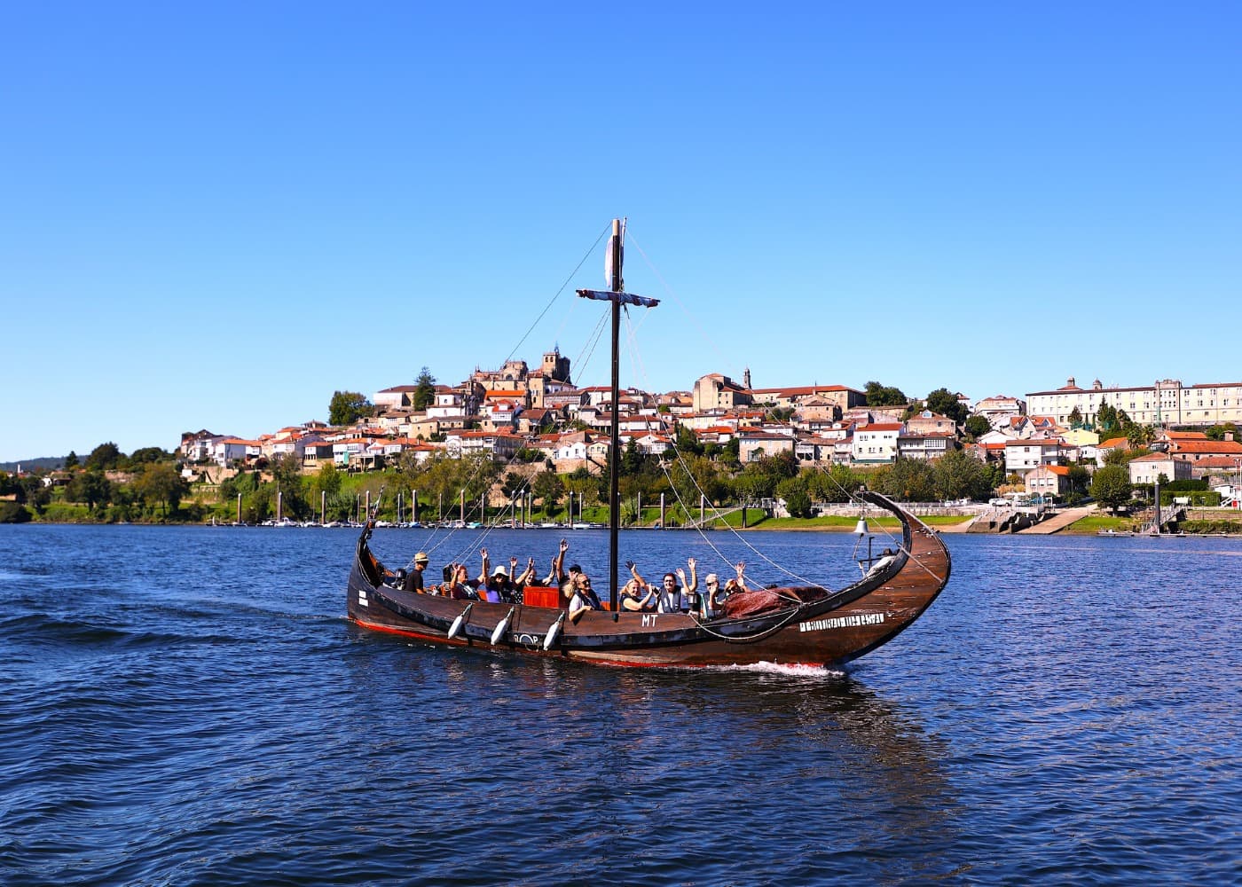 Paseo en barco. Tui Valença, España