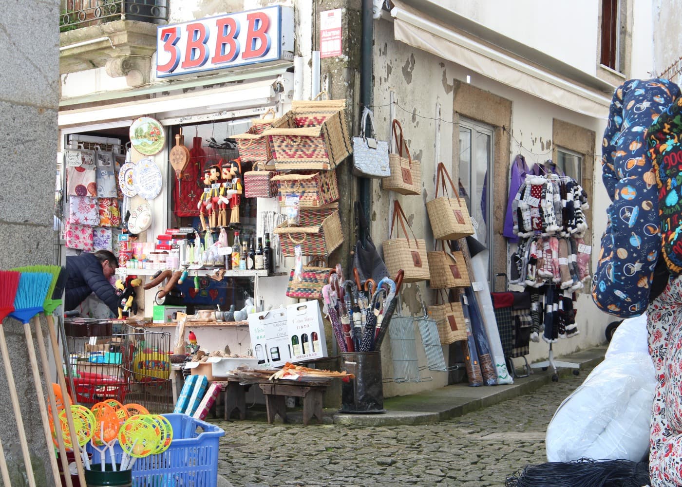 Tiendas tipicas en la fortaleza, Tui Valença, España